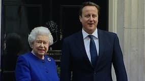 Elizabeth II avec le Premier ministre anglais David Cameron