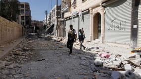 Membres de l'Armée syrienne libre à Alep, dimanche. Le président François Hollande, qui a reçu lundi à l'Elysée le nouveau représentant spécial des Nations unies et de la Ligue arabe pour la Syrie, Lakhdar Brahimi, lui a demandé d'oeuvrer pour "obtenir d'