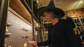 Une femme déguisée en sorcière dans une boutique de Salem dans le Massachusetts, le 31 octobre 2019 (photo d'illustration)