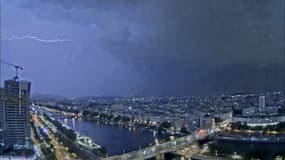 Un éclair dans le ciel parisien le 13 juin 2025. 