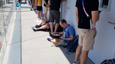 Les journalistes travaillent dans les couloirs avant Nadal-Djokovic.