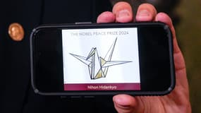 Le logo de l'organisation japonaise Nihon Hidankyo, lauréate du prix Nobel de la paix 2024, lors d'une conférence de presse à l'Institut Nobel norvégien à Oslo, Norvège, le 11 octobre 2024.