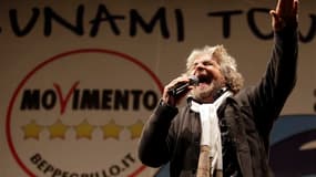 L'humoriste italien Beppe Grillo, à la tête du Mouvement Cinq Etoiles (M5S), lors d'un meeting à Rome. Les Italiens sont appelés aux urnes dimanche et lundi pour élire un nouveau parlement, des élections très suivies par les marchés financiers qui craigne