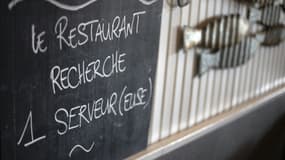 L'annonce d'un restaurant à la recherche d'un serveur.