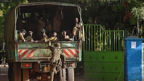 Un camion de la police kényane entre dans l'université de Garissa, le 3 avril 2015