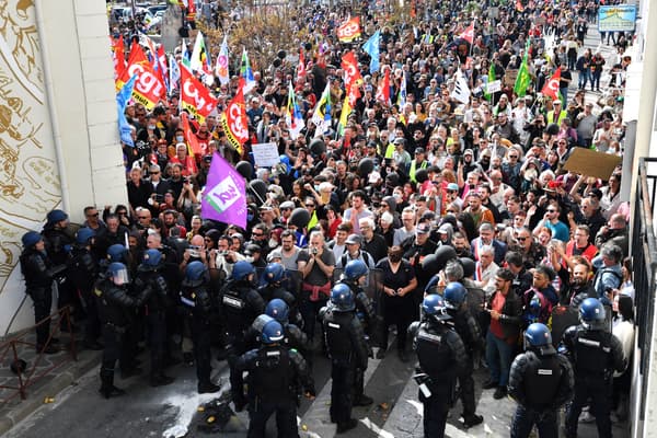 Des manifestants font face à un barrage policier lors d'une visite d'Emmanuel Macron à Ganges (Hérault) le 20 avril 2023