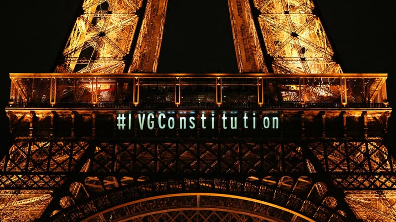 Un message est projeté sur la Tour Eiffel après que le Parlement français a voté l'ancrage du droit à l'avortement dans la Constitution du pays, à Paris, le 4 mars 2024.

