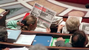 Elisabeth Guigou, secrétaire d'Etat chargée des Affaires Européennes, lit le "Canard Enchaîné" qui titre "Que de Micmacstricht!, lors des débats sur le traité de Maastricht le 13 mai 1992 à l'Assemblée Nationale.