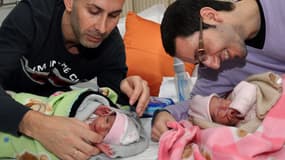 Un couple espagnol en 2011, quelques jours après la naissance de leurs deux filles jumelles.