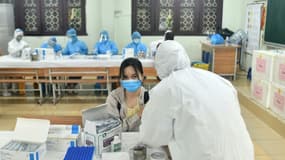 Des personnels médicaux réalisent des tests sanguins dans un centre de dépistage du Covid-19, le 1er août 2020 à Hanoï, au Vietnam