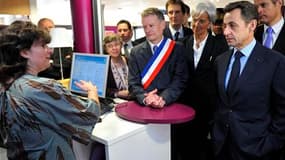 Nicolas Sarkozy en visite dans une agence Pôle emploi du Val d'Oise. Le gouvernement a confirmé la création d'une allocation spécifique de crise pour les chômeurs en fin de droit, dont le montant sera de l'ordre de 460 euros par mois. /Photo prise le 15 a
