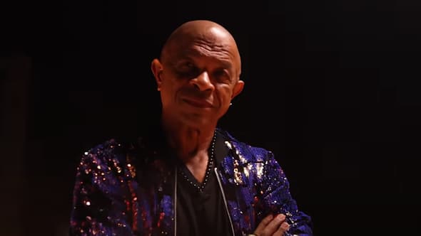 Francky Vincent dans le clip de "Éteins la lumière" avec Alkpote