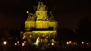 La maison hantée s'illumine, le 01 novembre 2002 à Marne-la-Vallée lors de la soirée Halloween du parc Eurodisney.