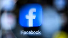 Facebook propose l'affichage du fil d'actualité par ordre chronologique. Mais l'utilisateur doit renouveler l'opération systématiquement. 