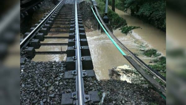 Un talus s'est affaissé sous la voie du RER. Un talus s'est affaissé sous la voie du RER.
