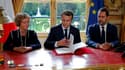 Muriel Pénicaud, Emmanuel Macron et Christophe Castaner lors de la signature des ordonnances le 22 septembre 2017.