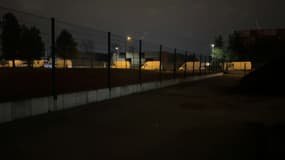 Des camionnettes de travailleuses du sexe, stationnées le long de la plaine des Jeux à Gerland, dans le 7e arrondissement de Lyon (Rhône), en mars 2025.