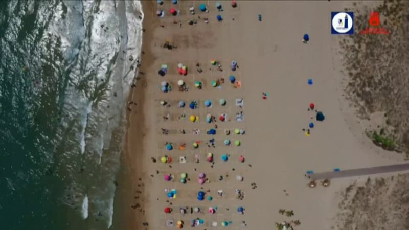 Sur ces images filmées par un drone montrent une plage espagnole parcellisée afin de permettre aux vacanciers de respecter les gestes barrières.