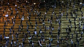 Des Israéliens manifestent à Tel Aviv pour "sauver la démocratie", le 19 avril 2020, tout en respectant la distanciation sociale recommandée en raison du coronavirus.