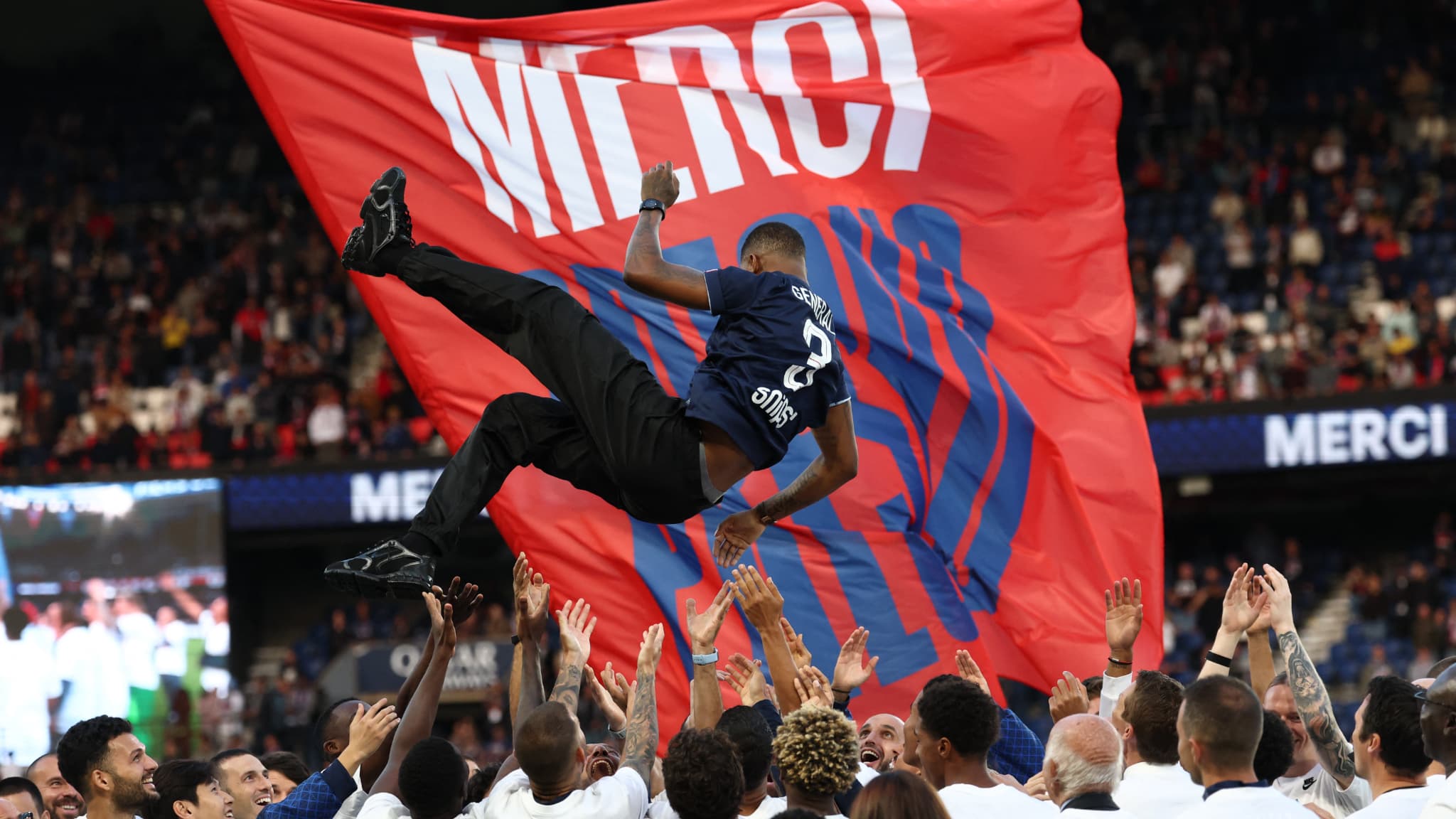 Presnel Kimpembe porté en triomphe par les joueurs du PSG, le 14 septembre 2025