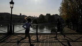 Des joggueurs sur le Pont des Arts, à Paris, le 8 avril 2020 pendant le confinement instauré en France