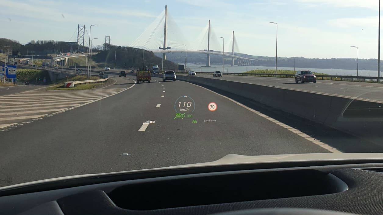 La limitation de vitesse à 70 miles par heure (soit 110 km/h) apparaît nettement avec d'autres informations.