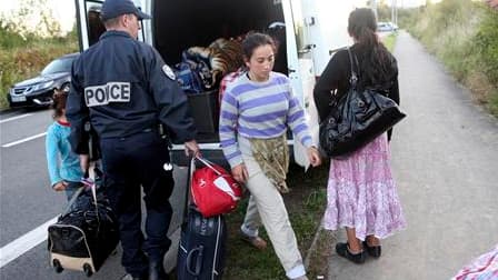 Un campement illicite de Roms a été évacué mardi matin à Villeneuve d'Ascq, dans la banlieue de Lille, sur un terrain appartenant à la communauté urbaine (photo). Une quarantaine de Roms ont également été délogés par la police d'un entrepôt désaffecté qu'