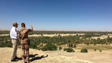 Le Premier ministre français Jean Castex discute avec un soldat français déployé à Faya-Largeau, au Tchad, le 1er janvier 2021.