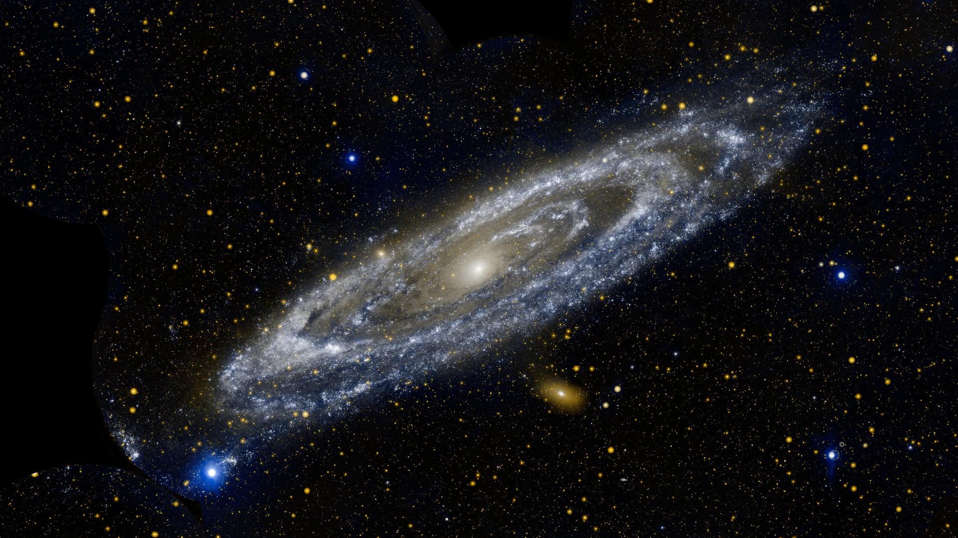 Située à 2,55 millions d'années-lumière du Soleil, la galaxie d'Andromède ou M31 est notre voisine en comparaison avec la galaxie M51. 