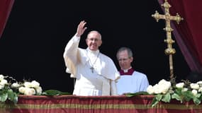 Le pape François salue la foule après la bénédiction Urbi et Orbi.
