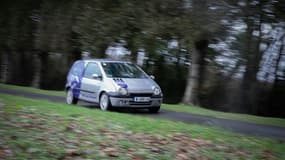 Une Renault Twingo, transformée en voiture électrique par la start-up Lormauto, roule sur une route de campagne, près de Lisieux, le 26 janvier 2023 dans le Calvados