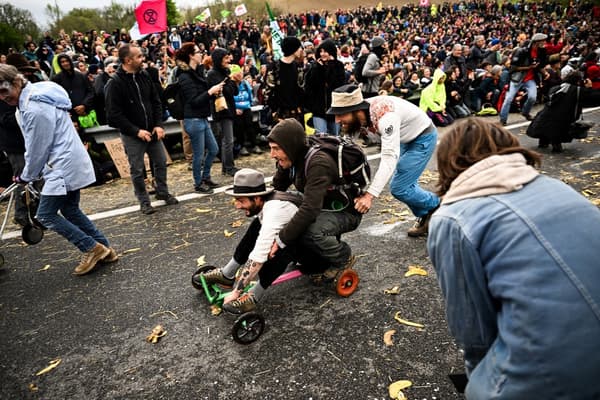 Des manifestants participent à une course de caisses à savon lors d'une manifestation contre le projet d'autoroute A69 entre Castres et Toulouse, le 22 avril 2023.