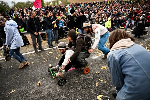 Des manifestants participent à une course de caisses à savon lors d'une manifestation contre le projet d'autoroute A69 entre Castres et Toulouse, le 22 avril 2023. Des manifestants participent à une course de caisses à savon lors d'une manifestation contre le projet d'autoroute A69 entre Castres et Toulouse, le 22 avril 2023.