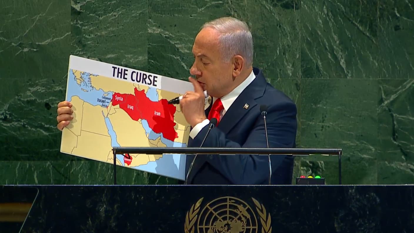 Benjamin Netanyahu montrant une carte des pays ennemis