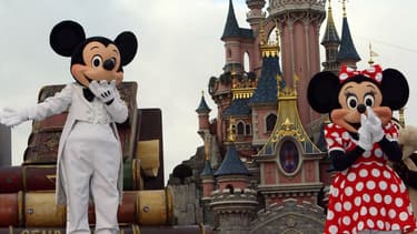 Euro Disney, filiale de Disney qui détient Disneyland Paris, va toucher un milliard d'argent frais pour combler ses pertes et lutter contre la baisse du trafic du parc d'attraction.