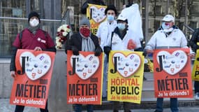 Rassemblement symbolique de soignants devant le ministère de la Santé, à Paris, le 14 février 2021