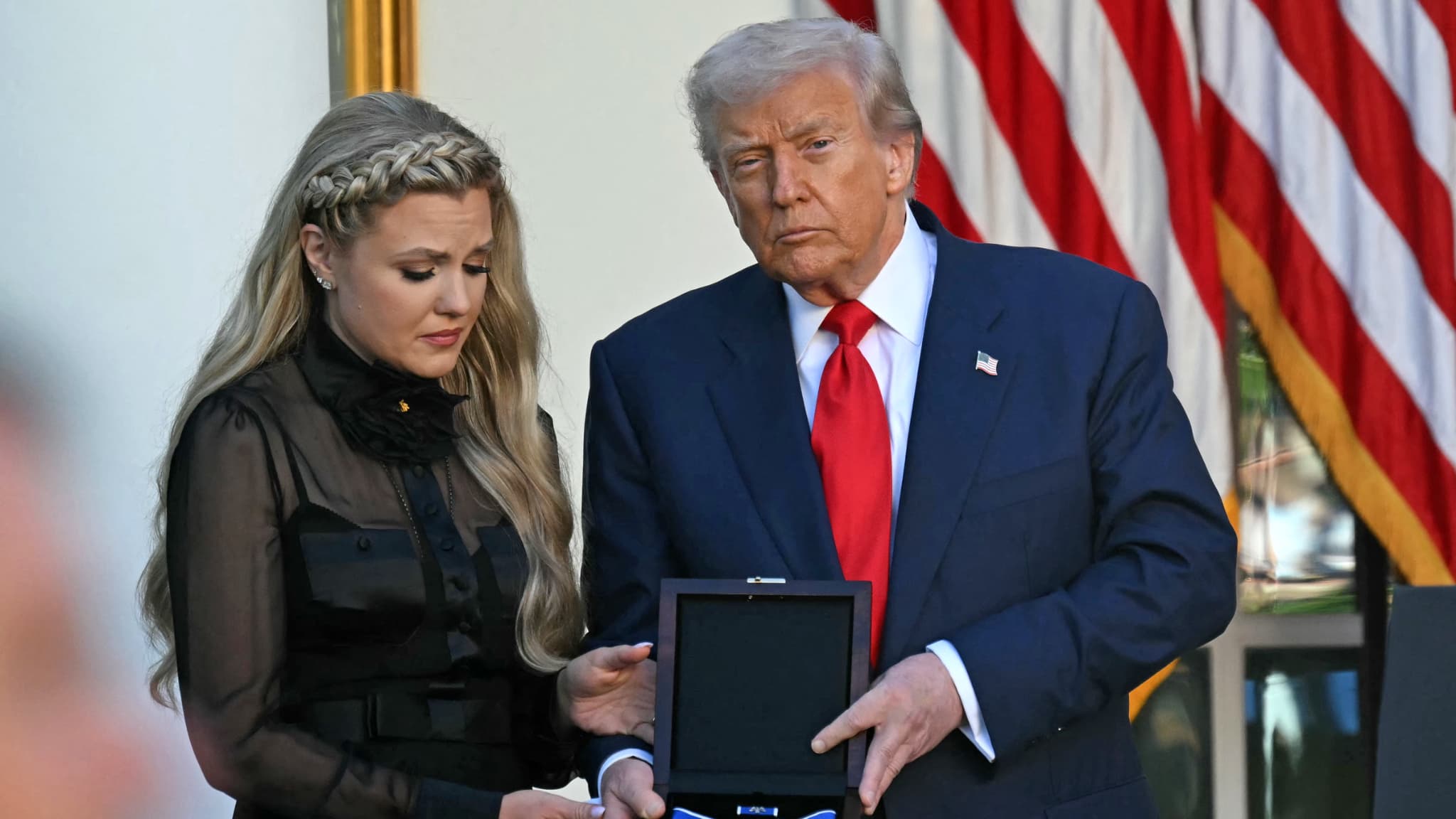Un "martyr de la vérité et de la liberté": Donald Trump décore à titre posthume l'influenceur ultra-conservateur Charlie Kirk