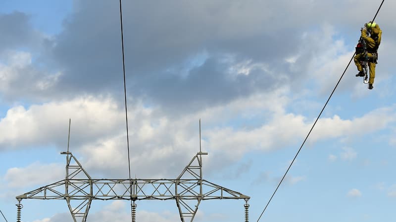 Un électricien sur une ligne à haute tension en octobre 2015 dans le sud de la France (image d'illustration)
