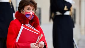 La ministre de la Culture Roselyne Bachelot sur le perron de l'Elysée, le 6 janvier 2021 à Paris