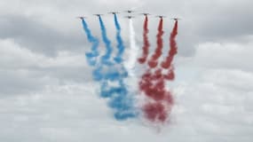 La Patrouille de France survole Vierville-sur-Mer, le 6 juin 2020, lors des cérémonies du 76e anniversaire du Débarquement de Normandie