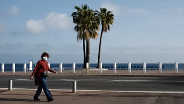 Une femme masquée sur la promenade des Anglais, à Nice (Alpes-Maritimes) durant le premier confinement, le 18 avril 2020.