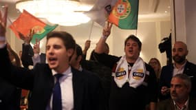 Les partisans de CHEGA réagissent aux informations révélées par un sondage de sortie des urnes, à l'hôtel Marriot, le siège de la soirée électorale du parti, à Lisbonne, le 10 mars 2024