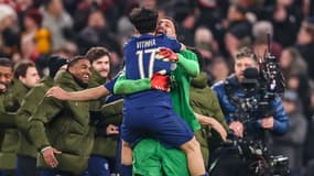 Gianluigi Donnarumma félicité par ses équipiers après Liverpool-PSG le 11 mars 2025