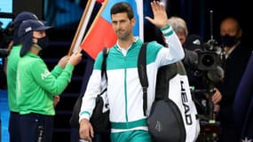 Le Serbe Novak Djokovic salue les supporters à son arrivée sur le court avant la finale de l'Open d'Australie contre le Russe Daniil Medvedev, le 21 février 2021 à Melbourne