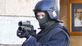 Illustration - un policier français armé d'une flash-ball.