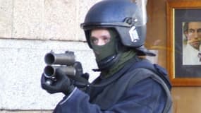 Illustration - un policier français armé d'une flash-ball.