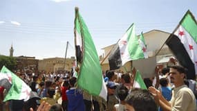 Manifestation d'opposants au régime de Bachar al Assad à Deraa, en Syrie. La France attend de la conférence des Amis du peuple syrien, qui se tient vendredi à Paris, un élargissement du champ d'application des sanctions contre le régime de Bachar al Assad