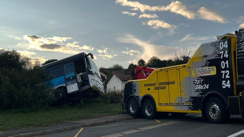 INFO BFM LYON. Un car scolaire impliqué dans un accident à Belmont d'Azergues, cinq personnes blessées (1/1)