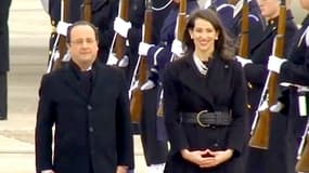 François Hollande à la descente de son avion, lundi.