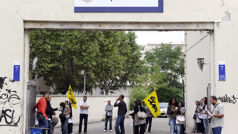 Des salariés manifestant sur le site Teleperformance de Lyon, en 2010.